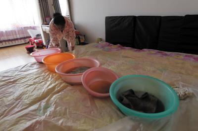 南江楼上漏水，住户失联，小区没物管，业主维权难！律师来支招……